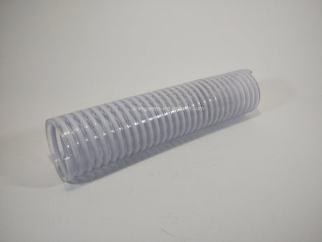 Manguera color cristal con espiral blanco, confiable y segura para el transporte de una amplia variedad de alimentos y líquidos. Fabricada con PVC plastificado de alta calidad y reforzada con una espiral rígida antichoc