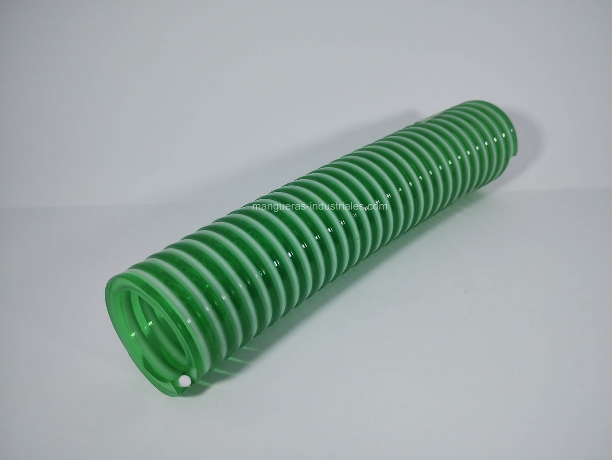 Manguera de tipo rural uso rudo para trabajos agrícolas y aplicaciones exigentes en color verde. Fabricada con PVC plastificado de alta calidad y reforzada con una espiral de PVC rígido antichoc