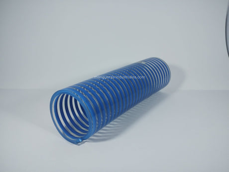 Tubería de PVC reforzada SUCCIÓN BAJAS TEMPERATURAS en color cristal con espiral azul, puede enfrentar temperaturas bajo cero