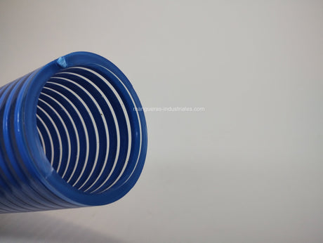 Tubería de PVC reforzada SUCCIÓN BAJAS TEMPERATURAS en color cristal con espiral azul, puede enfrentar temperaturas bajo cero