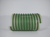 Polyurethane Suction Hose, es una tubería transparente con espiral verde que permite la visualización del flujo de material, facilitando la inspección de posibles contaminaciones durante la operación.