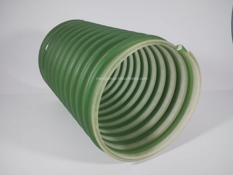 Polyurethane Suction Hose, es una tubería transparente con espiral verde que permite la visualización del flujo de material, facilitando la inspección de posibles contaminaciones durante la operación.